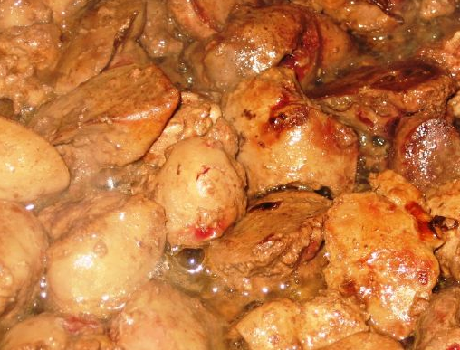 1. Этап. Вареники с картошкой в горшочках: 4. Параллельно на растительном масле обжарим куриную печень кусочками и измельченный лук. Приправы - по вкусу.