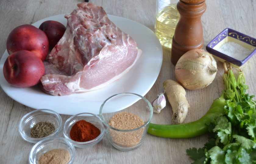 1. Этап. Виндалу из свинины с нектаринами: Подготовьте ингредиенты.