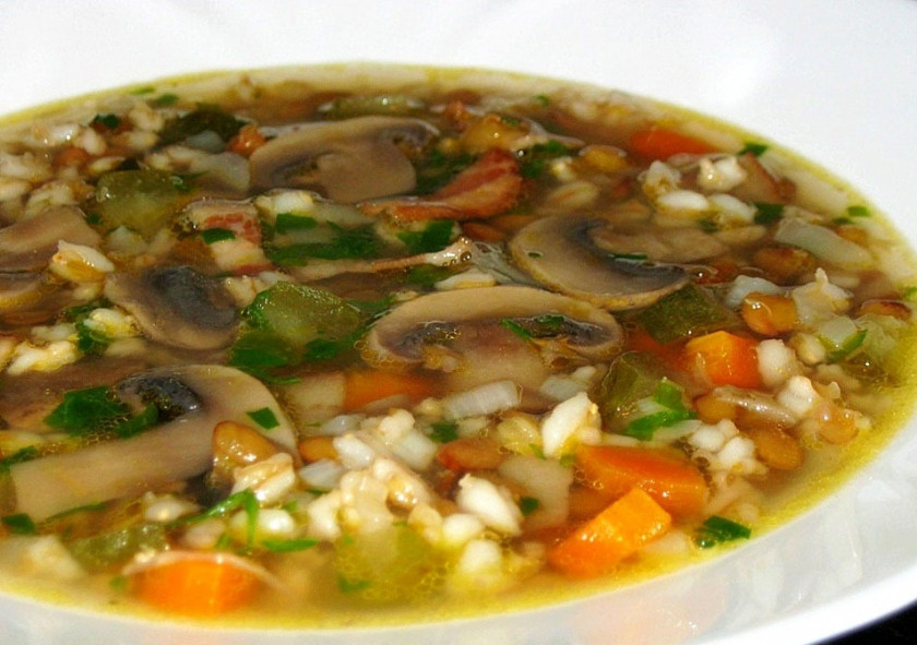 1. Этап. Грибной суп с чечевицей: При подаче присыпьте суп зеленью. Вкусно его подать со сметаной. Приятного аппетита!