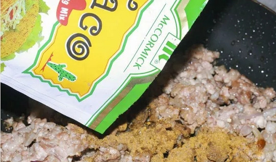 1. Этап. Мексиканское тако: 11. Обжарьте, помешивая, минут 10. После добавьте пикантные специи, перемешайте и жарьте фарш до готовности.