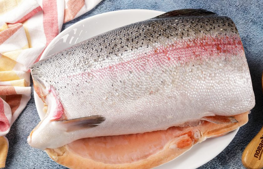 1. Этап. Слабосолёная форель в домашних условиях: По этому рецепту можно посолить любую часть: целую тушку, филе и даже стейк. В зависимости от веса рыбы уменьшайте количество соли и сахара пропорционально, будет отличаться и время засолки. У меня целая тушка весом 3 кг., голову и хвост я оставила для ухи. Рыбу тщательно промойте и выпотрошите, если необходимо. Если вы будете использовать голову, например, для ухи, то её также хорошо очистите и удалите жабры.