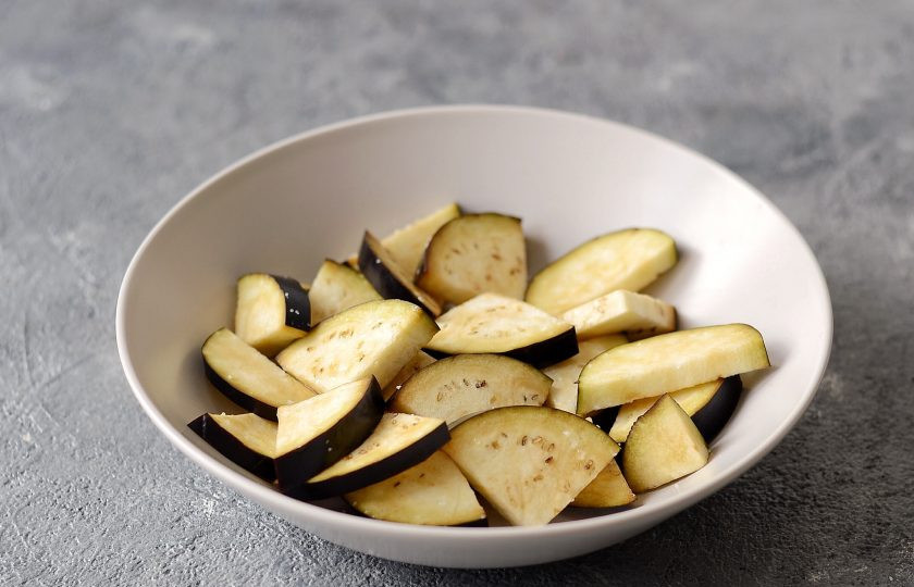 1. Этап. Салат с баклажанами по-армянски: Баклажан помойте и нарежьте кружочками. Присыпьте солью и оставьте на 10-15 минут.