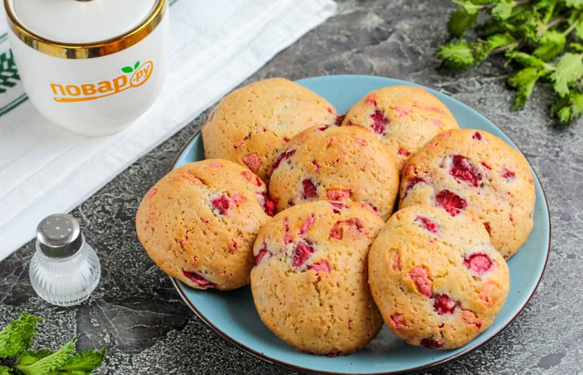 1. Этап. Печенье с клубникой и шоколадом: Испеките печенье при 180 градусах примерно 15 минут до румяности и выложите на тарелку.