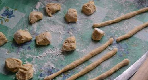 1. Этап. Соленые чесночные крендельки: Затем тесто разделите на 22 кусочка. Каждый раскатайте в жгут длиной 25 см.