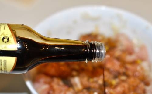 1. Этап. Самса из слоеного теста: 2. Для начинки вымытую и обсушенную куриную грудку нарежьте мелкими кусочками. Добавьте мелко нарезанный лук. Посолите и поперчите по вкусу, можете разнообразить классический рецепт самсы из слоеного теста соевым соусом и специями - куркумой, паприкой, молотым чесноком, зирой и т.д.