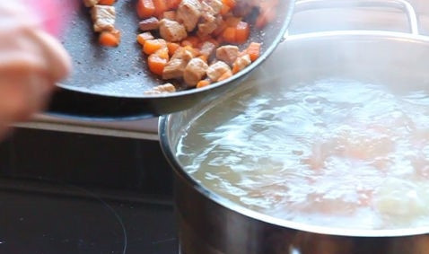 1. Этап. Сливочный суп со свининой: 4. К сваренной картошке выложите поджаренную свинину и морковь.