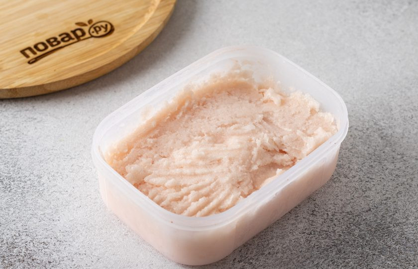 1. Этап. Сорбет из грейпфрутов: Достаньте сорбет, пробейте его блендером или перемешайте вилкой. Снова уберите в морозилку. Повторите так ещё 1-2 раза.