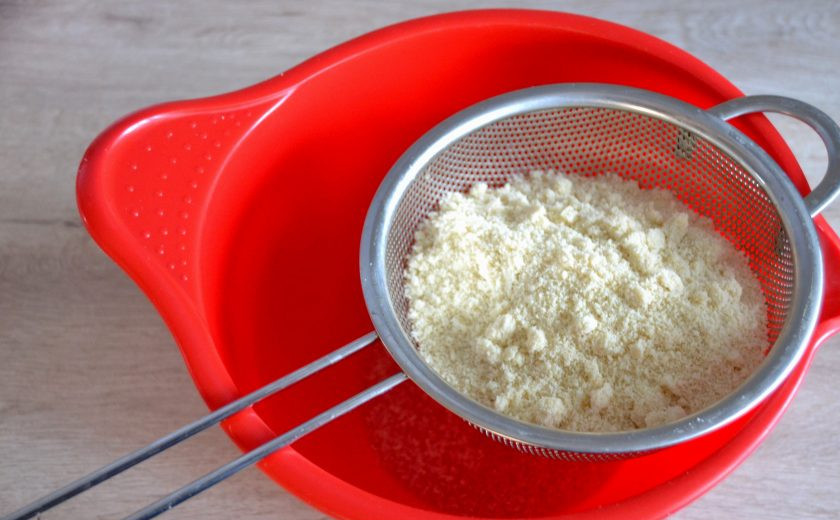 1. Этап. Макаронс на итальянской меренге: Для приготовления марципановой массы просейте в миску миндальную муку.