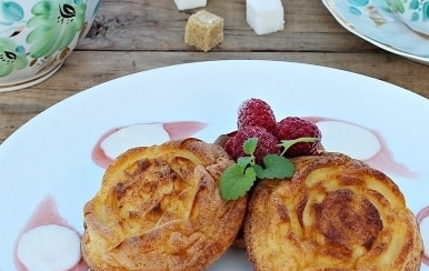 1. Этап. Сырники из творога и сметаны: Остужаем сырники, вынимаем из формочек и подаем к столу.