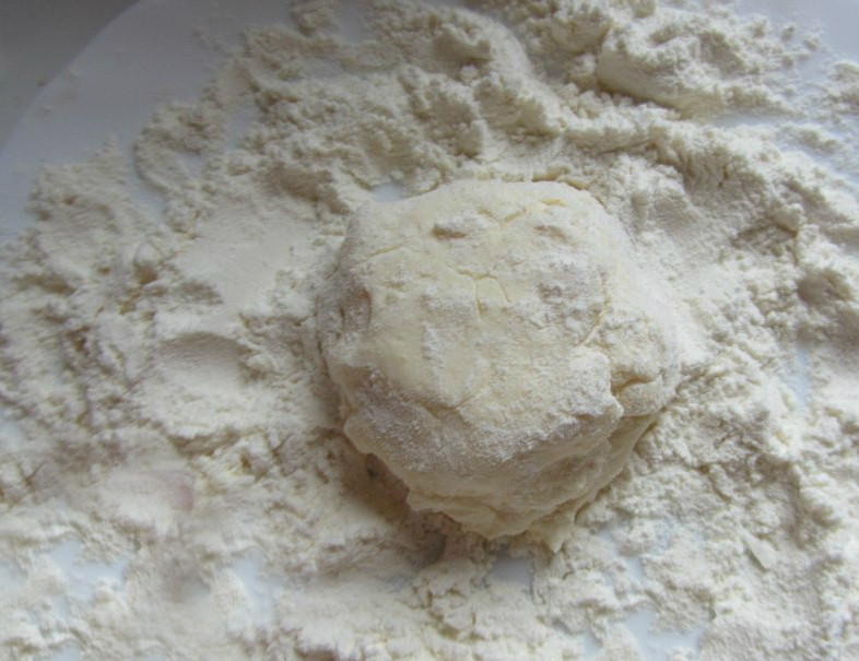 1. Этап. Сырники из сырковой массы: Вымешиваю всю массу до однородности. Начинаю лепить сырники. Скатываю из массы шарики, сплющиваю их в ладошках. Затем обваливаю их в муке со всех сторон. Так сырники будут меньше подгорать и приставать к сковородке.