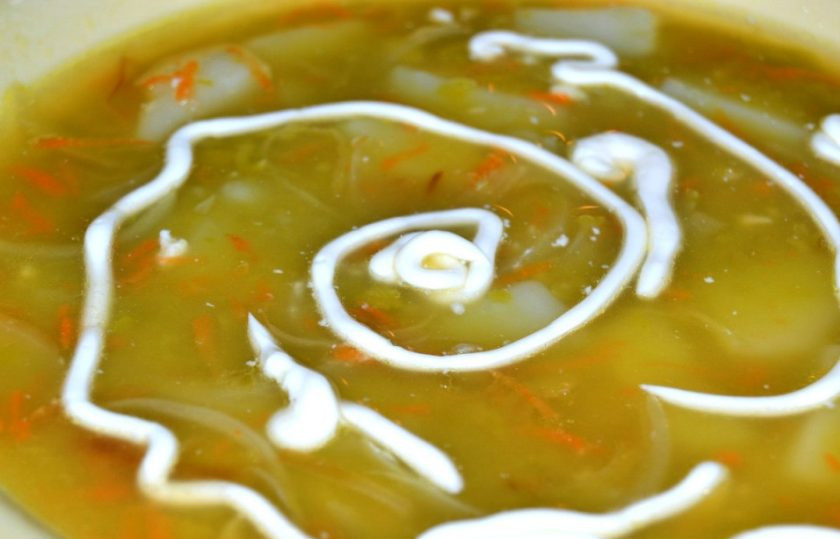 1. Этап. Очень простой гороховый суп: 10. Промойте петрушку и крупно нарежьте, украсьте суп петрушкой и сметаной, подавайте к столу.