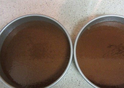 1. Этап. Шоколадный торт с белым кремом: 3. Формы для выпечки смазываем маслом или застилаем бумагой для выпечки. Вливаем шоколадное тесто и ставим в разогретый до ста восьмидесяти градусов духовой шкаф на полчаса. Готовые коржи не спешим вынимать из формы, а оставляем остывать.