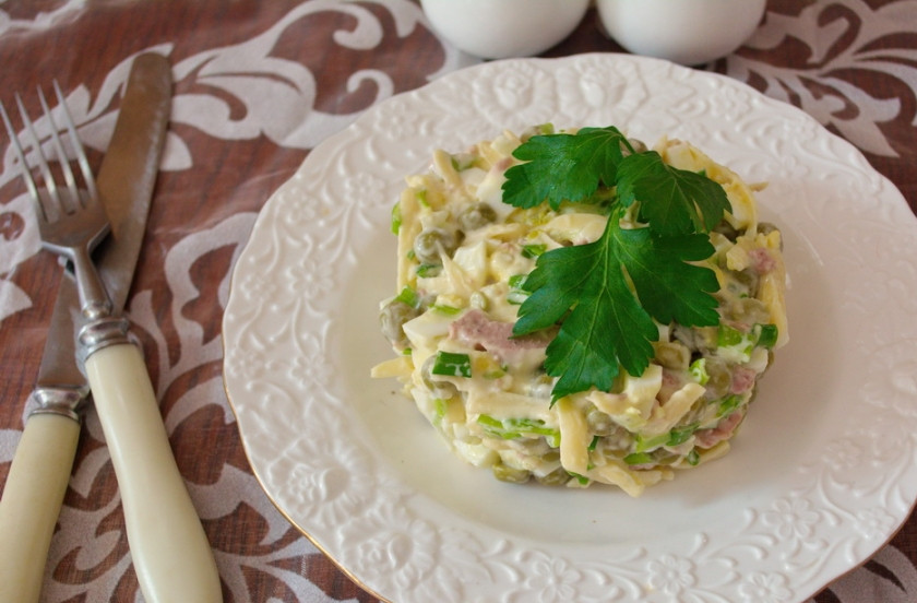 1. Этап. Салат с печенью трески и яйцом: Заправьте салат майонезом, прибавив соль и черный молотый перец.