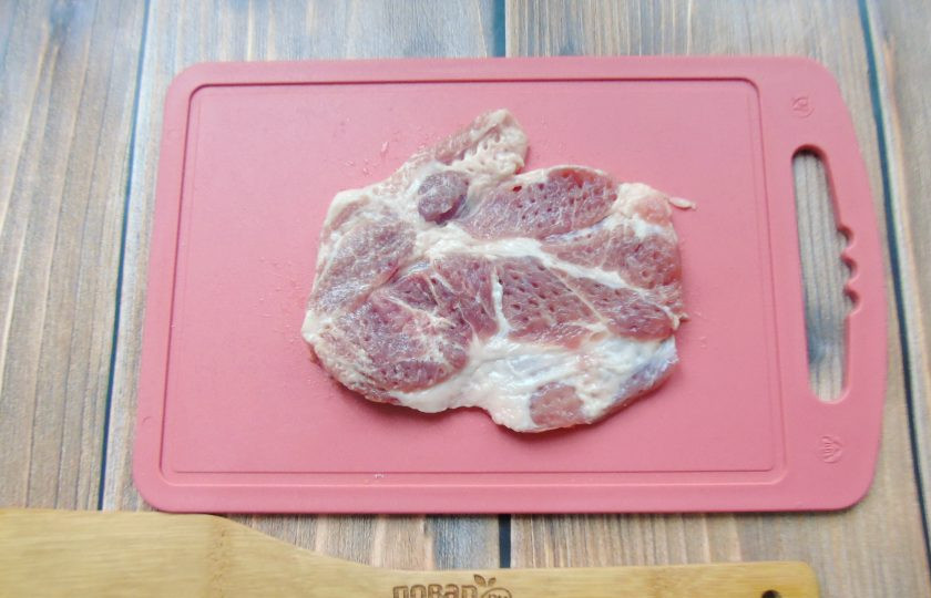 1. Этап. Отбивные в чесночно-укропном маринаде: Свиную шейку помойте, обсушите салфеткой и нарежьте на стейки толщиной около 1 сантиметра. После отбейте с обеих сторон.