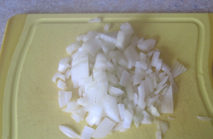 1. Этап. Слоеное бездрожжевое тесто с капустой: Лук очищаем и мелко нарезаем.