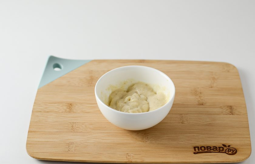 1. Этап. Овсяные оладьи: В это время разомните банан вилкой или измельчите блендером до состояния пюре.