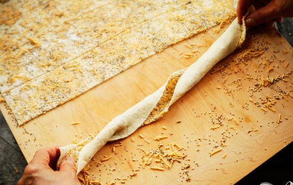 1. Этап. Пряные сырные палочки: 6. Завернуть полоски теста с обеих сторон так, чтобы получились спиральные палочки.