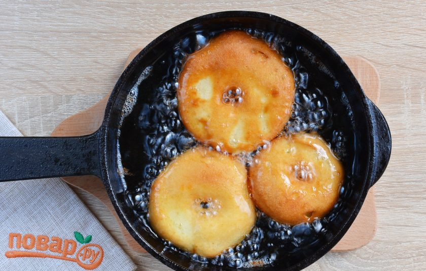 1. Этап. Яблочные пончики: Переверните вилочками каждый пончик и обжарьте с другой стороны еще немного до золотистого цвета. Жарятся они быстро, следите!