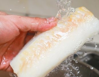 1. Этап. Запеченная треска в панировке: Филе трески помойте и обсушите.