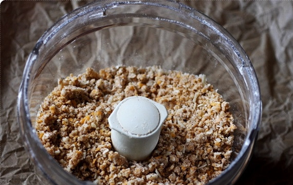 1. Этап. Сырные крекеры с чили: 2. Натрите на терке сыр, соедините в чаше блендера со специями. Добавьте соль и просеянную муку. Перемешайте. После добавьте сливки и нарезанное кубиками масло. Взбейте еще разок.