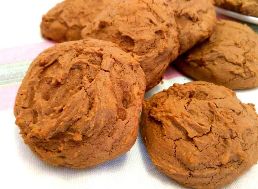 1. Этап. Печенье-безе с овсяным толокном: Выпекайте печенье-безе с овсяным толокном в разогретой до 180 градусов духовке в течение 12-15 минут. Приятного чаепития!