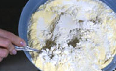 1. Этап. Сырный кекс с укропом: 2. Кукурузную муку смешайте с пшеничной, добавьте в муку разрыхлитель, затем сыр, который предварительно необходимо измельчить на мелкой терке. Все это отправьте в контейнер.