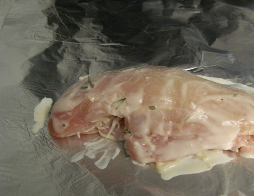 1. Этап. Куриная грудка, фаршированная моцареллой: Положите мясо на фольгу, посыпьте любимыми травами, специями и солью по вкусу.