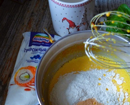 1. Этап. Тыквенно-шпинатные оладьи на творожном сыре: Добавить просеянную муку, дрожжи, замесить тесто.