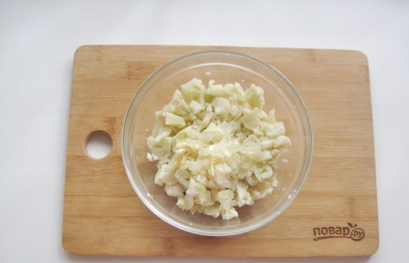 1. Этап. Киш с курицей и цветной капустой: Репчатый лук мелко нарежьте и поджарьте до прозрачности в масле. Добавьте в начинку.