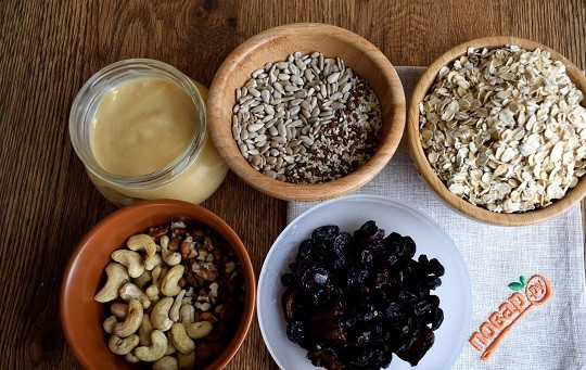 1. Этап. Батончики мюсли: Подготовьте необходимые продукты. Сухофрукты замочите горячей водой на 15 минут, слейте воду и обсушите на бумажном полотенце.