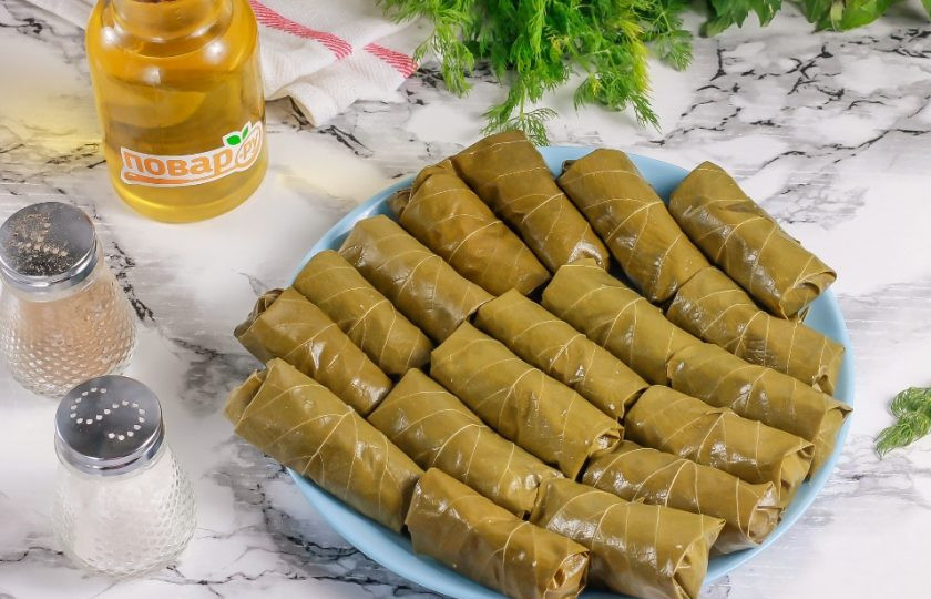 1. Этап. Долма с мятным соусом: Таким же образом скатайте и остальные заготовки.