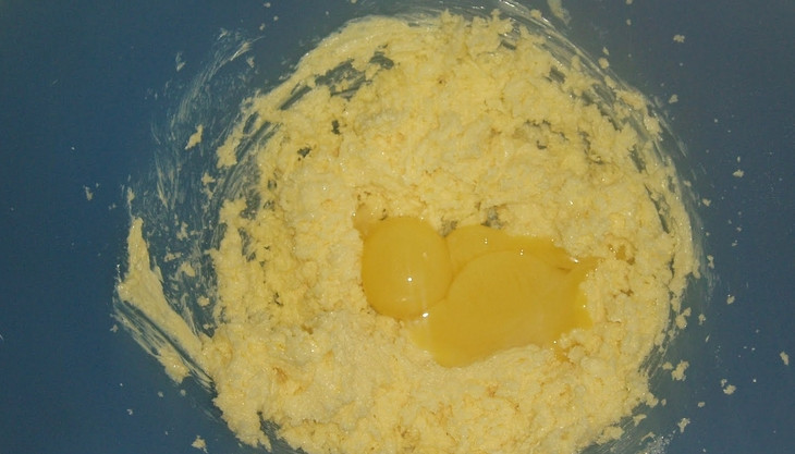 1. Этап. Кекс с цедрой: Вводим яичные желтки, продолжая взбивать.