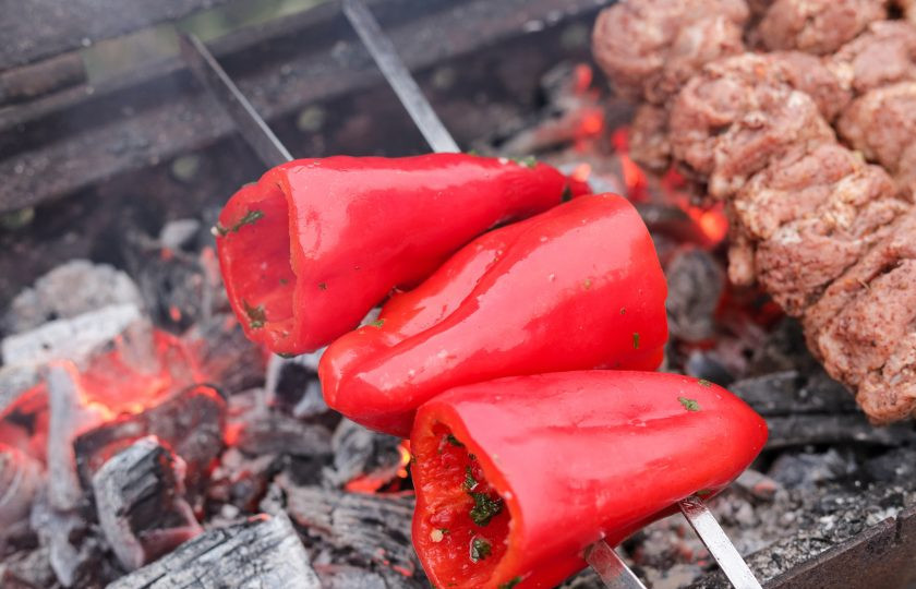 1. Этап. Болгарский перец на мангале: Выложите перцы на мангал и готовьте около 15-20 минут, периодически переворачивая. Перцы должны подрумяниться и стать мягкие.