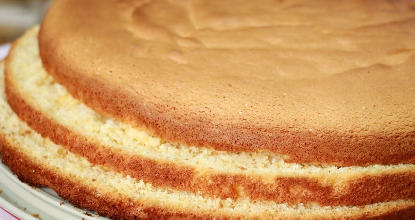 1. Этап. Простой бисквит для торта: Теперь поставьте форму в разогретую духовку и выпекайте бисквит около 30 минут. Духовку в это время не открывайте. Готовый бисквит остудите в форме, достаньте и нарежьте на коржи.