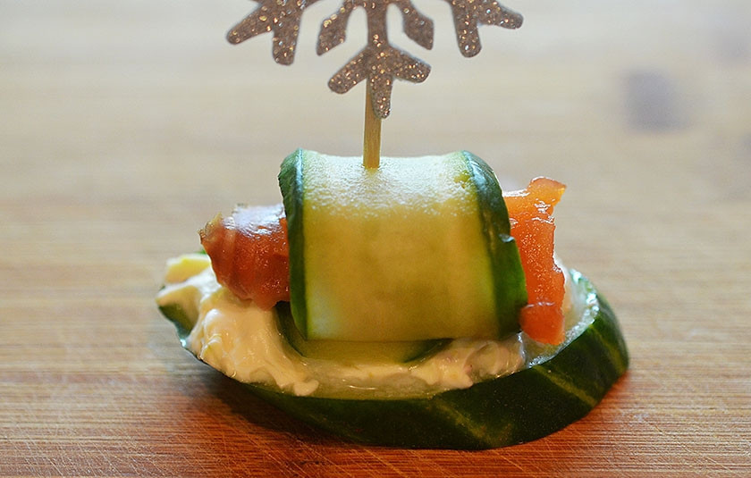 1. Этап. Ассорти из канапе: На кружок огурца выложите завернутый слайс и скрепите шпажкой. Первый вариант канапе готов.