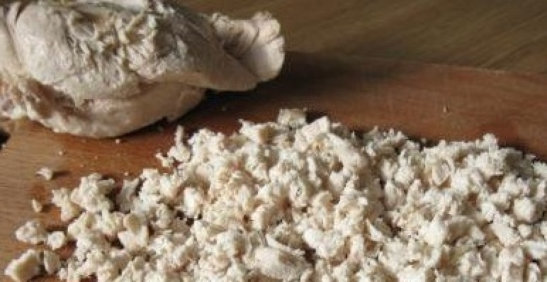 1. Этап. Волованы с начинкой: 3. Филе нарежьте мелко и отправьте к грибам, когда они уже пожарятся. В самом конце добавьте сметану и потомите на медленном огне нашу начинку минуты 3-4. После этого отставьте ее остывать.