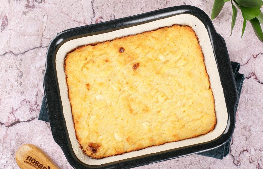 1. Этап. Творожная запеканка для худеющих: Выпекайте в духовке при температуре 180 градусов около 30 минут.