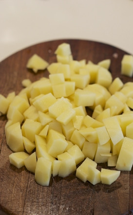 1. Этап. Фасолевый суп: Нарезали кубиками картофель? В кастрюлю его!