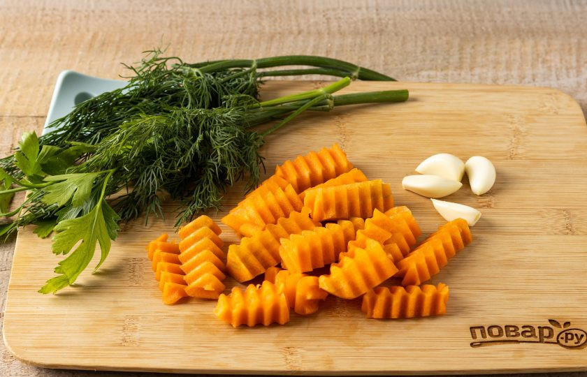 1. Этап. Турша с капустой на зиму: Морковь порежьте брусочками. Я использую фигурный нож для этого. Чеснок очистите от шелухи. Зелень промойте и обсушите.