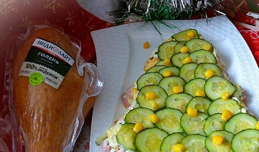 1. Этап. Салат Ёлочка: Перед подачей открыть плёнку, накрыть блюдом для подачи и аккуратно перевернуть. Украсить по желанию - кукурузой, зёрнами граната и т. п..