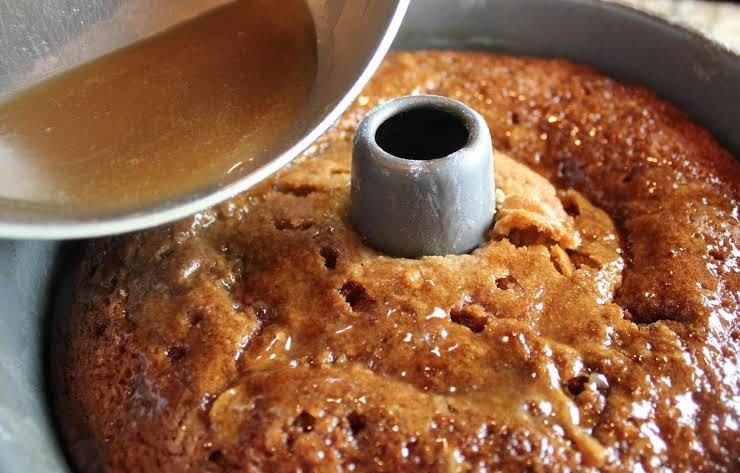 1. Этап. Домашний кекс: 10. Вылейте приготовленную глазурь и оставьте торт до полного остывания.