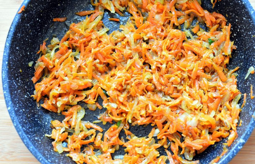 1. Этап. Рулет из индюшки: Лук нашинкуйте потоньше, морковь натрите на крупной терке. Обжарьте овощи на двух ложках масла до мягкости, не давая румяниться. В середине приготовления посолите и обильно поперчите черным перцем. Остудите.