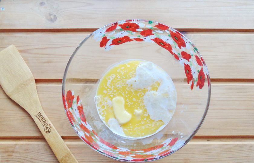 1. Этап. Пирог с капустой и грибами: Добавьте растопленное сливочное масло и сметану.