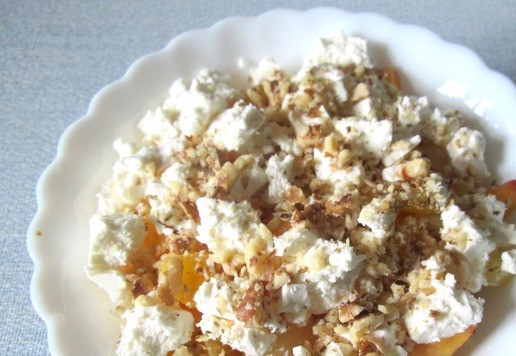 1. Этап. Фруктовый салат с брынзой и орехами: Посыпать толчёными грецкими орехами.