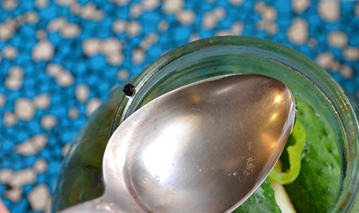 1. Этап. Засолка огурцов корнишонов: Огурцы промываем и раскладываем по банкам, заливаем кипятком. Даем постоять 15 минут. Сливаем воду и ставим на огонь, добавив на каждую трехлитровую банку по 3 ст.л. соли, по 2 ст.л. сахара. Кипящим рассолом, заливаем банки с огурцами повторно. Перед заливкой добавляем в каждую банку по 3 ст.л. уксуса. Оставляем банки на сутки при комнатной температуре.