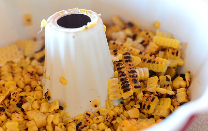 1. Этап. Соус из жареной кукурузы: 2. Отделите ядрышки кукурузы от кочана.