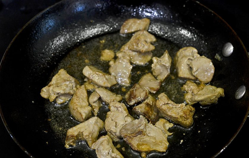 1. Этап. Салат из гусиной печени: Обжарьте печень с добавлением масла до готовности.