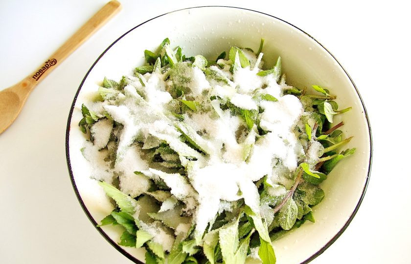 1. Этап. Варенье из мяты: Добавьте воду и сахар. Количество жидкости, как и сахара, можете смело варьировать на свое усмотрение. Поставьте таз в теплое место до растворения сахарного песка.