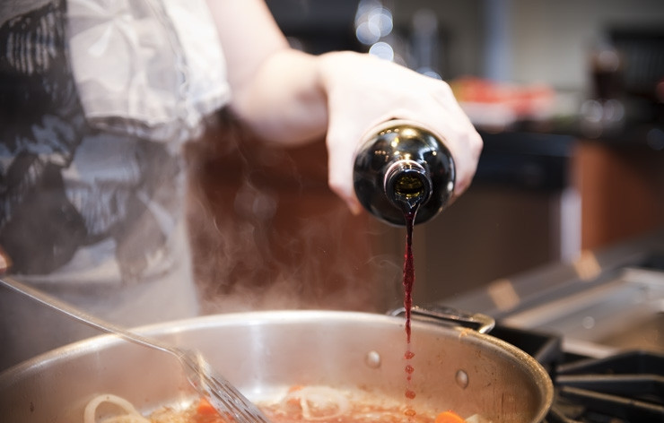 1. Этап. Курица по-римски: Добавляем вино.