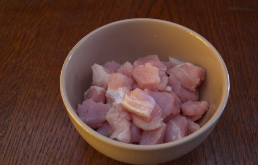 1. Этап. Рагу из баклажан с мясом: Для приготовления блюда нарежьте на кусочки филе индейки.